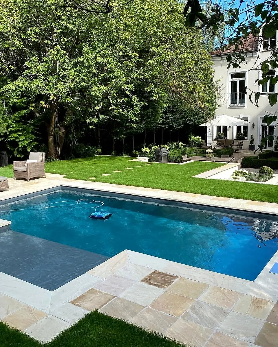 Hochwertige Poollandschaft mit moderner Villa von Aurea Pools